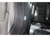 高級感あふれるナッパレザーシートの運転席サイドには、スウェーデン国旗タグが施されています。