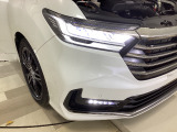 両側電動スライドドア。荷物で手が塞がる時など簡単にドアの開閉が出来ます。何より力いらずで開閉OK。女性やお年寄りにも優しい。電動機能はOFFにもできますから元気なお子様の駆け出しも安心。