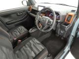 シンプルで使いやすいデザインの運転席です。