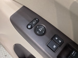 狭い駐車場で便利な電動格納ドアミラーが付いています。