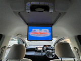 天井には、【フリップダウンモニター】も装備されております♪お子様など、ロングドライブでも退屈せず楽しくお過ごしいただけます。