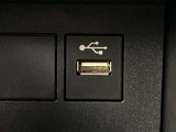 こちらのクルマはUSB接続コネクタも装備されています♪スマホの充電などにお使い下さい。ご旅行中での充電切れも、これなら心配いりませんね!
