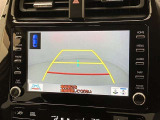 車庫入れなど後進運転時に死角をモニターで確認ができて安全です♪ ステアリング操作の参考になるガイド線も表示しますので車庫入れがニガテな方も安心ですネ!