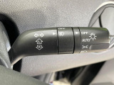 【オートライト】周りの明るさに応じて自動でヘッドライトの点灯・消灯ができる機能です!ライトの付け忘れ・消し忘れなどが無くなり、雨の日や夕方の走行も安心!トンネル通過時も便利ですね♪
