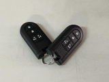 スマートキーを装備しています☆カギをカバンやポケットに入れて頂いた状態でドアロックの開閉やエンジンスタートをして頂けますよ!とても便利な装備です!