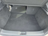 左右別々に倒せるリヤシートは、人数や荷物にあわせて自在なアレンジができます。ヘッドレストを付けたままで前に倒せるため、使い勝手にも優れています。