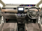 車内は光触媒抗菌消臭施工済です。インパネ周りはスタイリッシュなデザインで機能や装備も充実しています。グローブボックスやカップホルダーのほかにトレーなどたくさんの収納スペースが付いています。