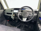 運転席まわりです。 各操作スイッチは使いやすい位置に配置されてます。