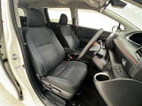 運転席はひじ掛け付!長時間の運転の際に重宝しそうです!シート位置が高めで乗り降りしやすい!