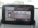 見えない部分の危険察知をサポートする360&deg;ビューモニター+フロントパーキングセンサーです。車両の前後左右にある4つのカメラを活用し、センターディスプレイの表示や各種警報音で定速走行時や駐車時に車両周