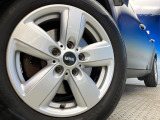 ●純正16インチアルミホイール:輸入車ならではの卓越した走りを支えるホイールと足回りです!日本車の走りに慣れている方にもぜひ体感して頂きたいほど、高いレベルでまとまっています!
