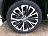 18インチ純正アルミホイール。路面に近いホイール部分は特に目立ちますし、車のイメージも大きく変わりますよ!