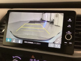 リバースギアに入れるだけで後方の表示へ切り替わります。夜間や雨の日の駐車も楽になりますよ。