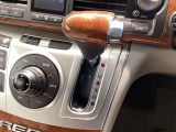 インパネシフトを採用しているので、前席の足元も広々としています。運転席と助手席の行き来もスムーズです!