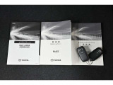 保証書・記録簿・取扱説明書と揃っていいます。キーの電池は新品にお取替えしてから納車させて頂きます。