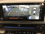 パノラミックビューモニター付きです。車両を上から見たような映像をディスプレイオーディオ画面に表示。運転席からの目視だけでは見にくい、車両周辺の状況をリアルタイムでしっかり確認できます。