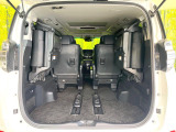 後席を格納すると、これだけの広さが!シーンに合わせたシートアレンジで、大きな荷物も積むことが出来ます♪