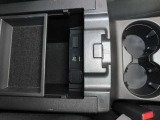 コマンダーコントロール後方に、前二席分のドリンクホルダーを備えています。連結部貫通しているので、取っ手付きマグカップもご使用いただけます。