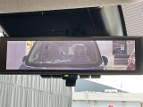インテリジェントルームミラーは後席の人やヘッドレスト、荷室に積んだ荷物などで後が見にくい時でも、車両後方のカメラ映像をミラー面に映し出すので、いつでもクリアな後方視界が得られます。