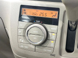 【オートエアコン】一度お好みの温度に設定すれば、車内の温度を検知し風量や温度を自動で調整。暑い&hellip;寒い&hellip;と何度もスイッチ操作をする必要はありません。快適な車内空間には必須の機能ですね♪