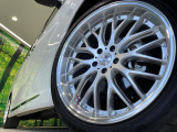 【20インチアルミホイール】外観にマッチしたアルミホイールを装着しております。各種アルミホイールや、スタッドレスタイヤも取扱いしております。是非ご相談ください♪