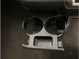 運転席からも助手席からも使いやすい位置にドリンクホルダーを配置しています。