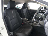 【清潔感のある運転席&助手席】隅々までクリーニングの行き届いた運転席&助手席。目立ったシミや汚れ等もございません。快適なドライブをどうぞ。