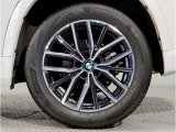 BMWの純正アロイホイールは軽量かつ強度にも優れているホイールで走行性能を引き上げる設計になっております。足元にもBMWは妥協がなくこだわっている個所になります。