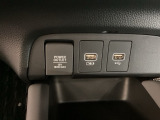 アクセサリーソケットはUSBのアダプターなどをつければ、スマホの充電にも使えます。横にはナビゲーション用の外部入力やスマートフォンなどの充電可能なUSB端子が1個づつついています。