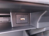 USBポートはスマートフォンの充電などにご利用いただけます♪