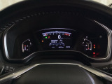 真ん中にスピードメーターを配した、見やすい3眼メーターになっています。中央のインフォメーション画面でオドメーターや燃費などの情報を確認できます。