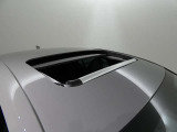 【ムーンルーフ】前席のチルト・スライド式ガラスルーフが装備されております為、開放感あふれる室内空間を演出いたします。頭上のスイッチでルーフの開閉を行えます。