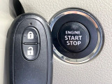 【キーレススタートシステム】カバンやポケットに入れたままでもドアの施錠・解錠が可能なスマートキーを装備。エンジンのオン・オフ時もカギを取り出す必要が無いからとっても便利です♪