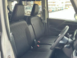 【フロントシート】高めのヒップポイントで見晴らしが良く、運転もしやすいですよ◎運転席アームレストがついているので長距離運転時の疲労軽減になります◎収納ボックス付きアームレスト◎全席、撥水加工も嬉しい!