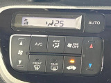 【オートエアコン】一度お好みの温度に設定すれば、車内の温度を検知し風量や温度を自動で調整。暑い&hellip;寒い&hellip;と何度もスイッチ操作をする必要はありません。快適な車内空間には必須の機能ですね♪