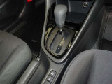 操作が楽なフロアシフトです、レバー式パーキングブレーキで足元インパネ周りもすっきりしています。
