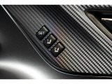 サポート性を高めたスポーツシートを採用。運転する愉しさと、シートを通してクルマに守られている安心感を提供します。