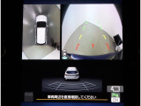 フロントグリル、助手席側ドアミラー、リヤゲートに装着したカメラの映像をインフォメーションディスプレイの大画面で確認可能です。