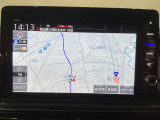 運転席は大きな座面と包み込むような背もたれが身体全体を支えます。上質なシートを採用し長時間の運転やコーナーの多い道も快適です。座ったときの頭上スペースも余裕たっぷりでロングドライブも楽チンです。