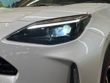 【LEDヘッドライト】悪天候や夜間走行時も良好な視界を確保し安心して運転できる高輝度LEDヘッドライトを装備!点灯速度が早く、消費電力も抑えられています。