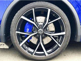 「ティグアンR」専用デザインの21インチ純正アルミホイール+25535R21スポーツタイヤを装着。DCC(アダプティブシャシコントロール)付きで、スポーティかつ快適な乗り心地を実現します。