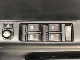 パワーウィンドのスイッチです。運転席に座りながら、助手席や後席の窓を開け閉めできるので大変便利ですよ。
