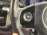 ステアリングにオーディオ操作スイッチが付いています。オーディオ画面に直接タッチしなくても操作が出来ますので、運転に集中できます。