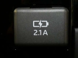 充電用USB端子付き。スマートフォンなどの充電に便利です。
