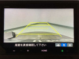 【バックカメラ】運転が苦手な方も車庫入れラクラクです!ギアをリバースに入れれば自動的に切り換わりますので、面倒な操作は不要です♪狭い駐車場もお車を傷つけず安心ですね!