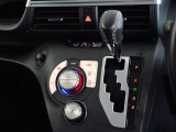車内を快適に、オートエアコンを装備しています。