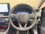 ステアリングスイッチ搭載!手を離さずに手元のスイッチでさまざまな操作が可能。運転中、視線をそらさなくても操作ができて安全です!