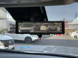 車両後方のカメラ映像をルームミラーに映し出し、後席に乗車していたり積載物などで後方視界が遮られることを軽減しています
