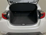荷室も日常のお買い物には困らない広さが確保されております 後席を分割で倒すこともできますよ
