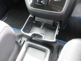 運転席助手席で使用できるドリンクホルダーです。